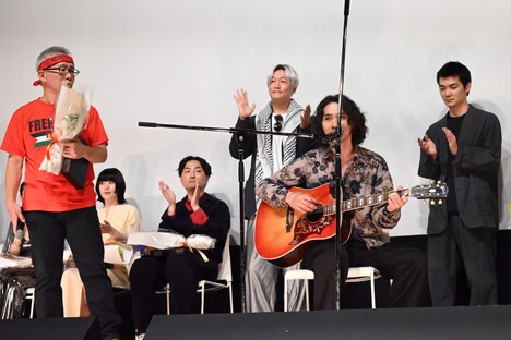 宮田岳（手前中央）による主題歌パフォーマンスの様子