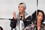 主題歌パフォーマンスに乗せて手拍子する井浦新（奥）