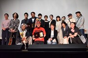 第34回日本映画プロフェッショナル大賞授賞式より、記念撮影のため集まった「青春ジャック 止められるか、俺たちを2」チーム
