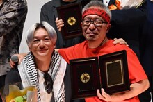 第34回日本映画プロフェッショナル大賞授賞式の様子。肩を組む井浦新（左）と井上淳一（右）