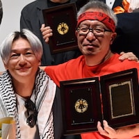 井浦新らが日プロ受賞「青春ジャック」監督の井上淳一を祝福、杉田雷麟はバンダナ返す