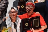第34回日本映画プロフェッショナル大賞授賞式の様子。肩を組む井浦新(左)と井上淳一(右)