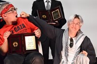 「青春ジャック 止められるか、俺たちを2」監督の井上淳一（左）とじゃれ合う井浦新（右）