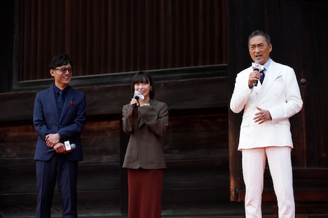 左から李相日、森七菜、渡辺謙