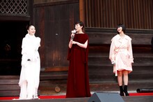 左から高畑充希、寺島しのぶ、見上愛