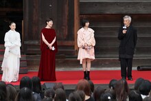 左から高畑充希、寺島しのぶ、見上愛、田中泯