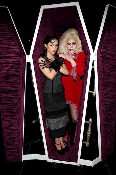 左からジェナ・オルテガ、レディー・ガガ