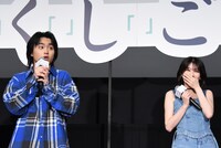 ちゃんみなのサプライズ登場にびっくりする奥平大兼（左）、出口夏希（右）