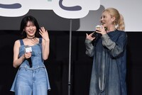 「好きだけどまだ思いを伝えられていない」という観客の存在に盛り上がり、暑くなった出口夏希（左）、ちゃんみな（右）