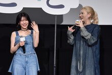 「好きだけどまだ思いを伝えられていない」という観客の存在に盛り上がり、暑くなった出口夏希（左）、ちゃんみな（右）