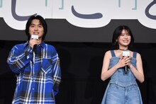 ちゃんみなと観客のコールアンドレスポンスに驚く奥平大兼（左）、出口夏希（右）