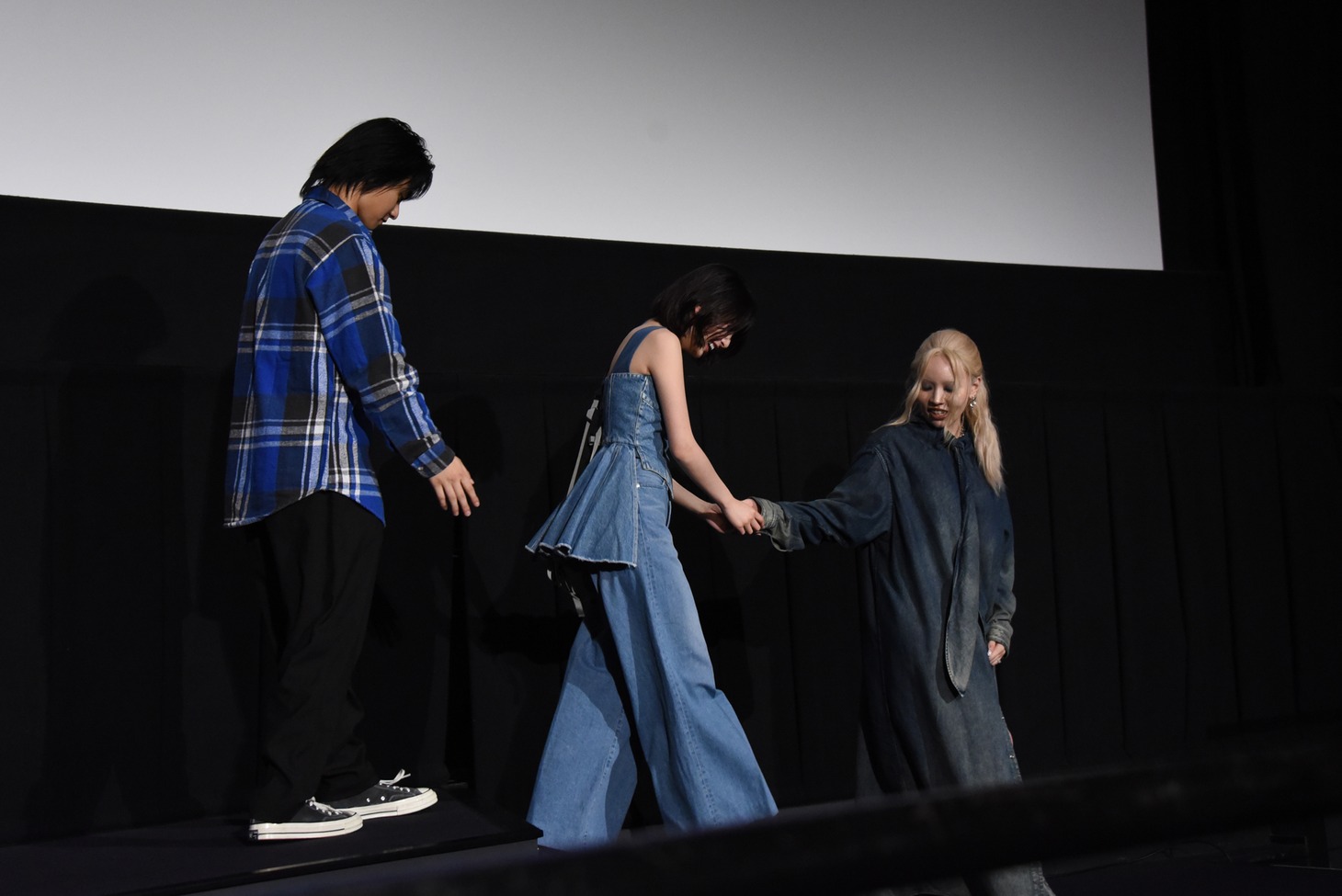 ステージ降壇時、出口夏希（中央）に手を貸すちゃんみな（右）