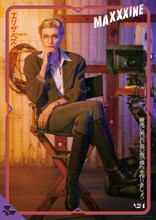 「MaXXXine マキシーン」エリザベス・デビッキ演じるエリザベス・ベンダーのキャラクターポスタービジュアル