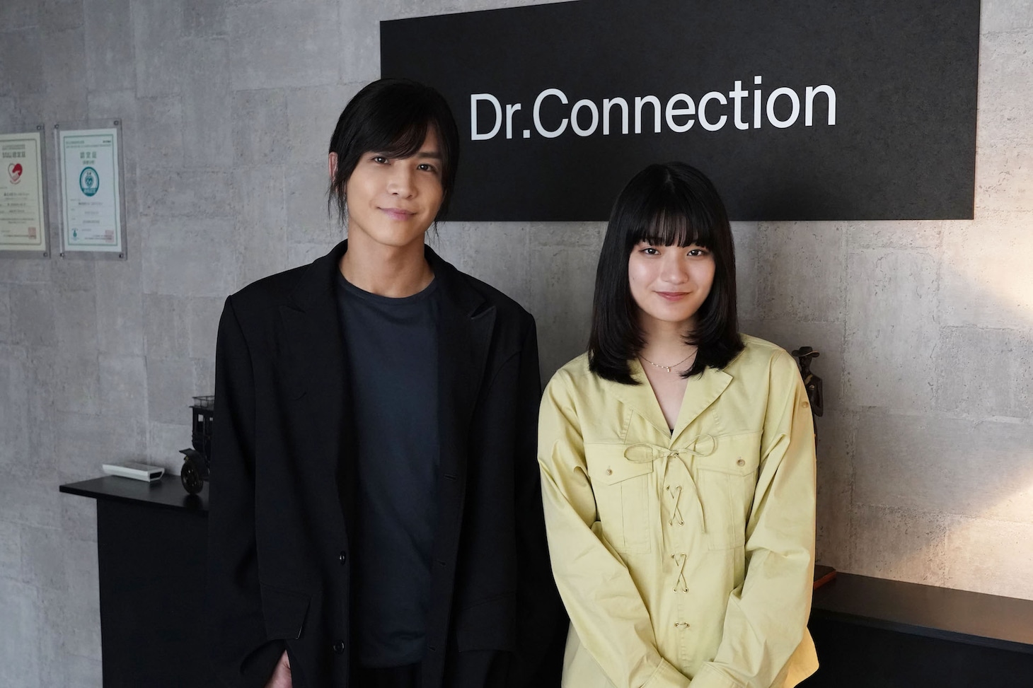 ドラマ「DOCTOR PRICE」より、左から鳴木金成役の岩田剛典、夜長亜季役の蒔田彩珠