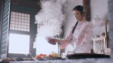 中国ドラマ「溥儀の料理番～紫禁城 最後の日々」より、ハイ・ルー（海陸）演じる劉容児（りゅうようじ）。聡明さと料理の腕を買われ、溥儀からも目をかけられるようになる