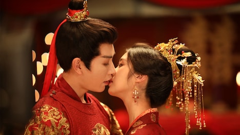 中国時代劇「君夢～殿下と私の幸せな結末～」より。自作の世界に入り込んだマンガ家が現実世界へ戻るためには、王のの心のこもった口付けが必要