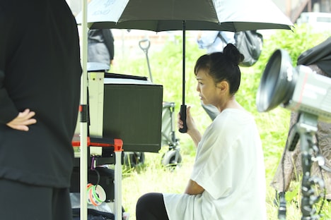 「からのうつわ」メイキング写真より、監督・脚本を担う松田美由紀(中央)