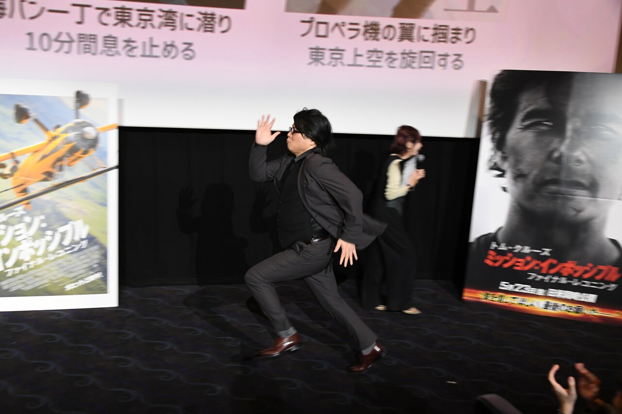 「トム走り」を会場で披露した森川智之