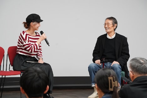 山崎努（右）と質問者の学生（左）