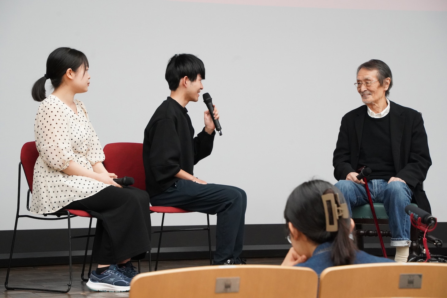 山崎努（右）と質問者の学生（中央、左）
