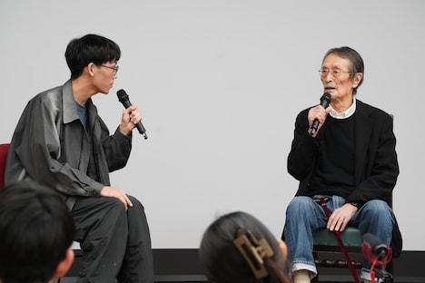 山崎努（右）と質問者の学生（左）