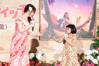 永尾柚乃（右）の話を真剣に聞くMOMONA（左）