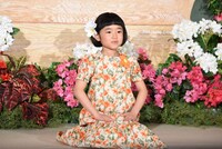 「アロハ・オエ」パフォーマンスの準備をする永尾柚乃。なおフラダンスの振り付けは、新幹線での移動中にマスターしたそう