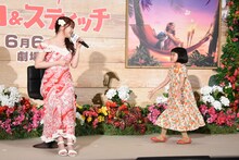 「アロハ・オエ」のパフォーマンスを披露するMOMONA（左）と永尾柚乃（右）