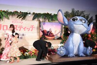 巨大スティッチバルーンが運び込まれ、慌ててステージ端へ移動するMOMONAと永尾柚乃