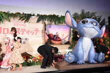 巨大スティッチバルーンが運び込まれ、慌ててステージ端へ移動するMOMONAと永尾柚乃