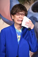 “号泣上映会”にちなんで、涙を拭くポーズをした山寺宏一