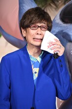 “号泣上映会”にちなんで、涙を拭くポーズをした山寺宏一