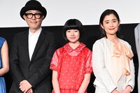 左からリリー・フランキー、鈴木唯、石田ひかり