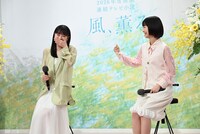 涙ぐむ上坂樹里（左）に対し、「ハンカチをパッと出せたらよかった！」と反省して和ませる見上愛（右）