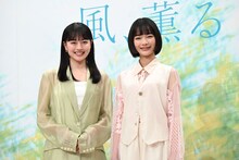 左から上坂樹里、見上愛