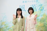 左から上坂樹里、見上愛