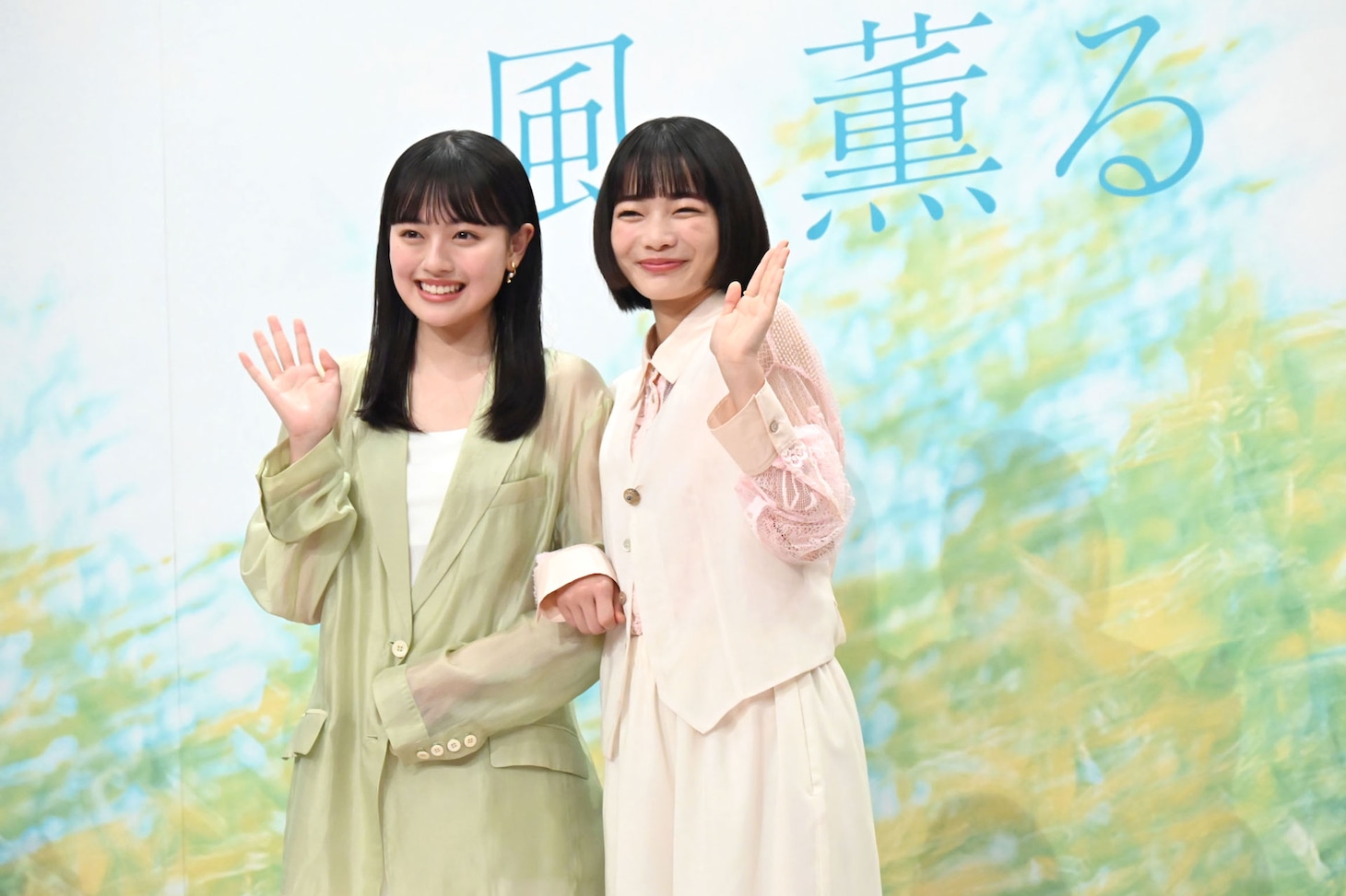 連続テレビ小説「風、薫る」でダブル主演を務める見上愛（右）と上坂樹里（左）