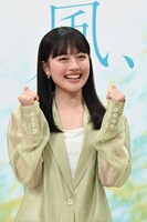 「今の気持ちをポーズで表現して」というカメラマンのリクエストに、ガッツポーズを決める上坂樹里