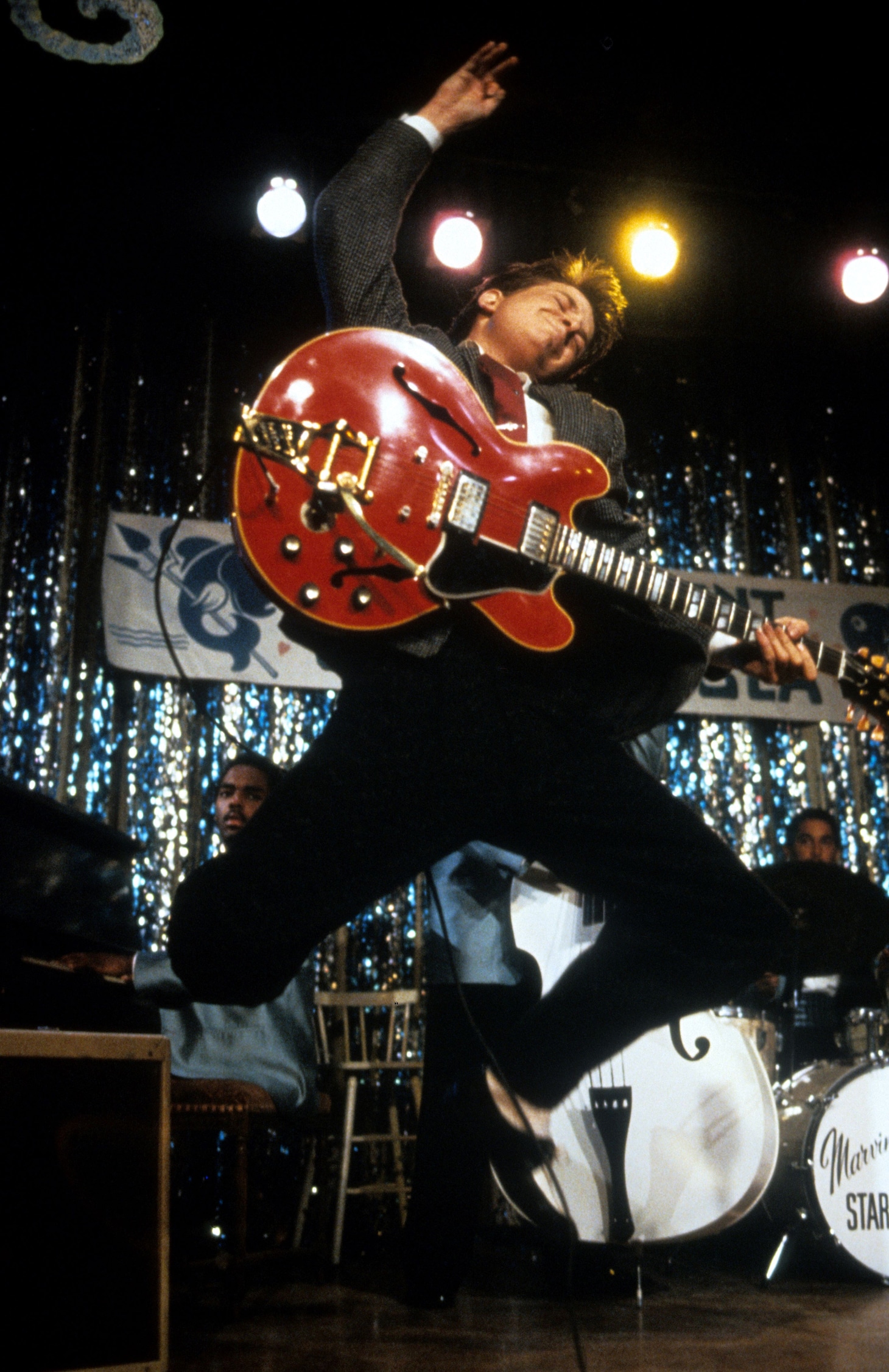 「バック・トゥ・ザ・フューチャー」より、マイケル・J・フォックス演じるマーティ・マクフライがギブソンES-345を演奏するシーン