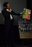 寄せ書きを披露する渋川清彦