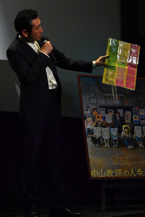 寄せ書きを披露する渋川清彦