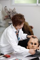 マスクを手に取り説明する江川悦子