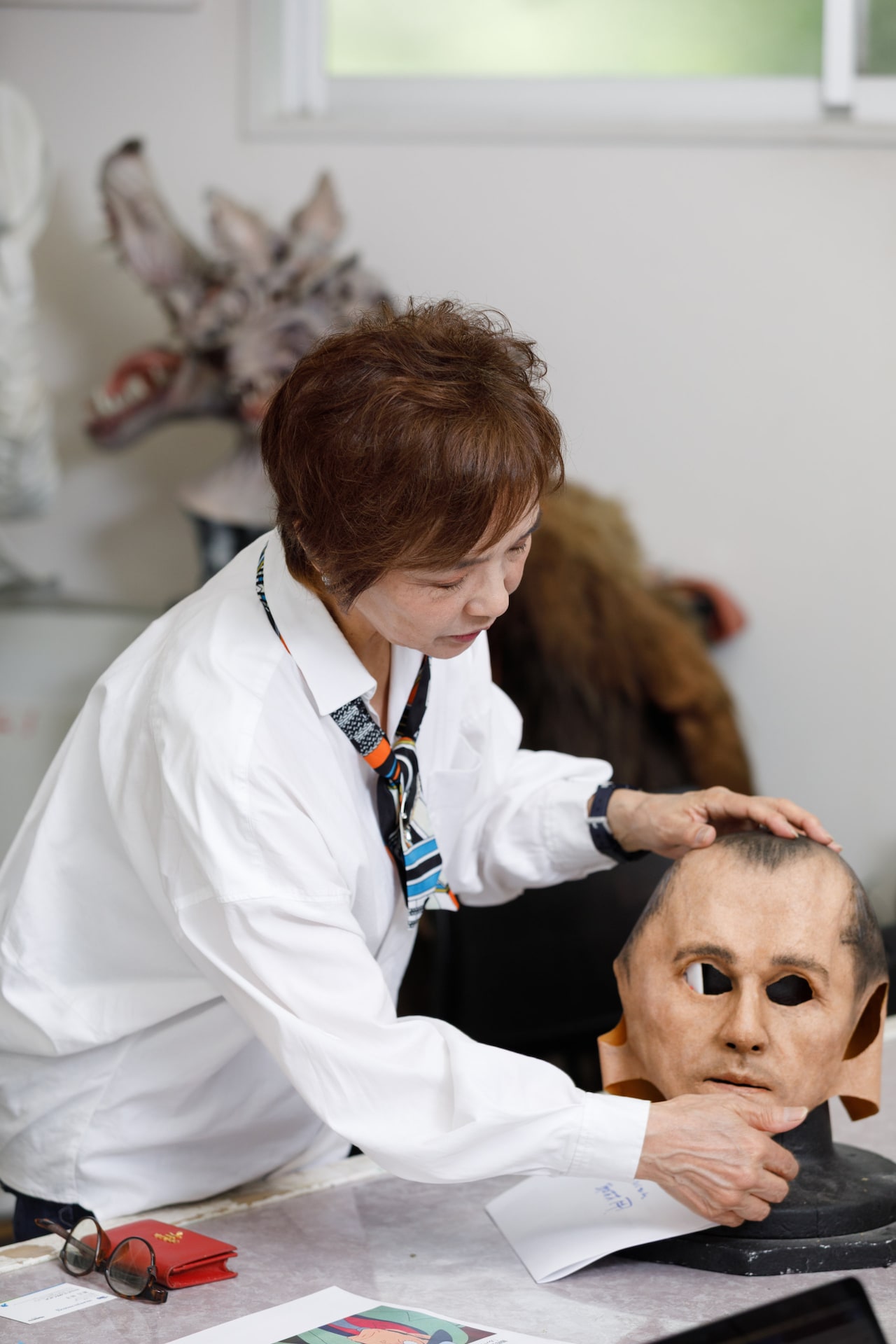 マスクを手に取り説明する江川悦子