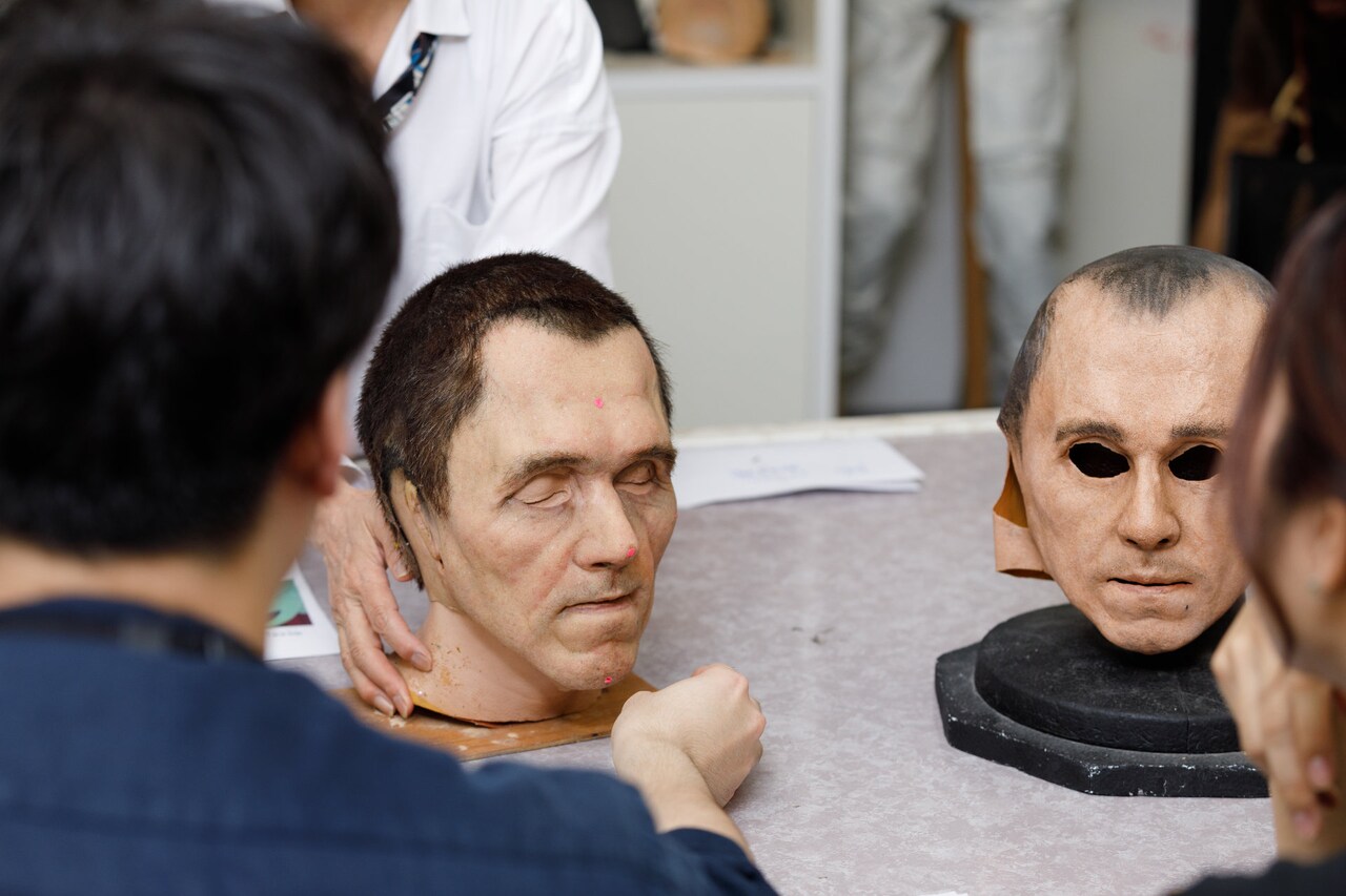 右がラバー製、左がシリコン製のマスク。ルパンの輪郭に近いものを用意してくれた