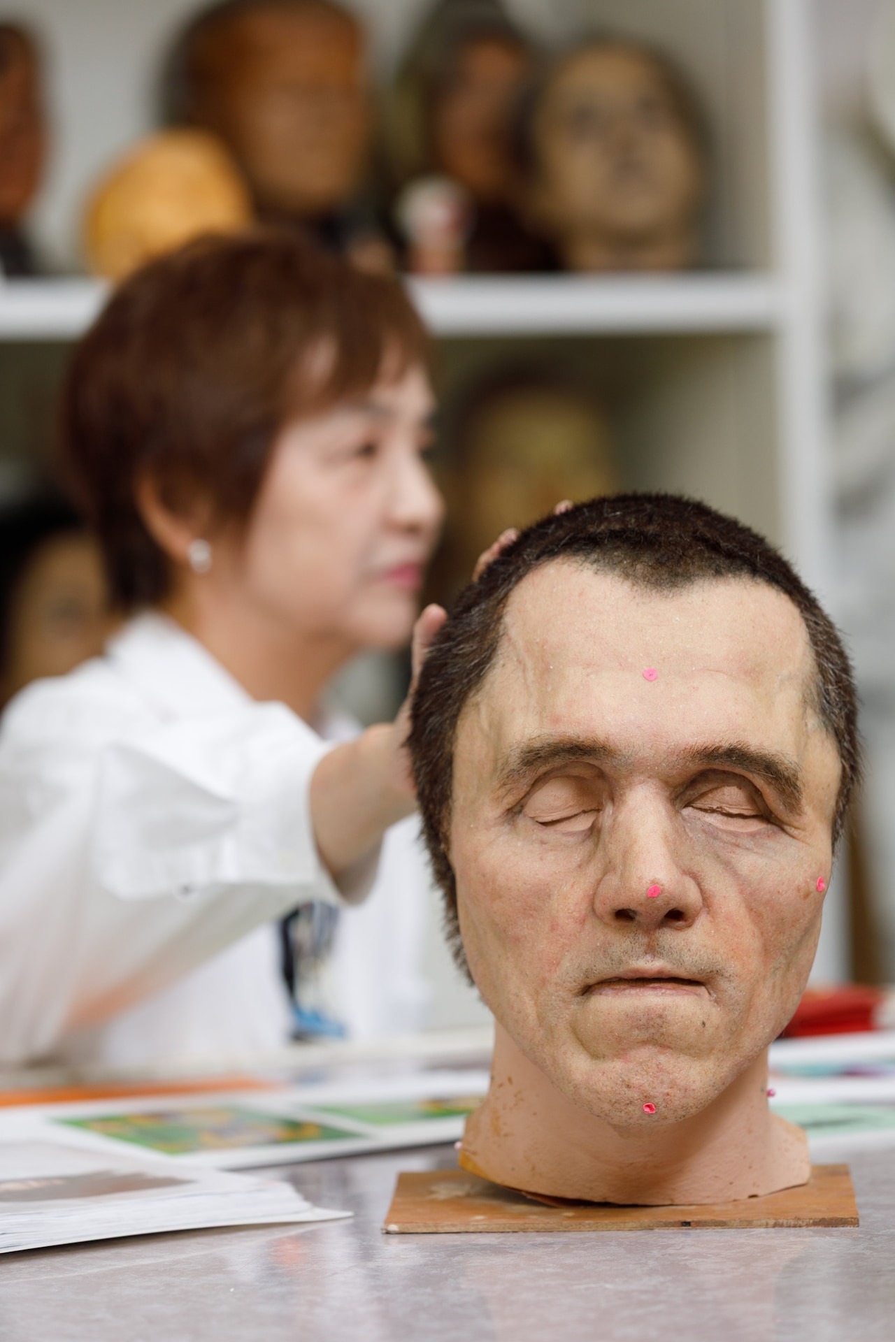 シリコン製マスク（手前）。アップだとそのリアルさがよくわかる