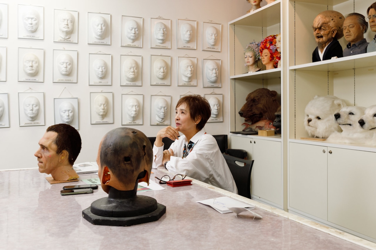 江川悦子。奥には数々の著名人の“ライフマスク”が並ぶ