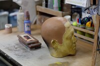 机上には制作途中のメイクサンプルも