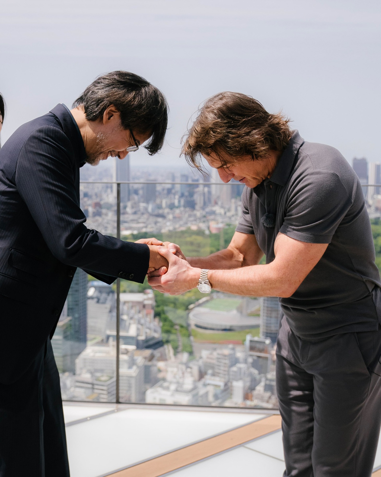 握手を交わすトム・クルーズ（右）と山崎貴（左）