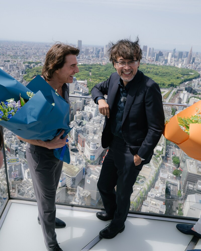 渋谷スクランブルスクエアの屋上展望台「SHIBUYA SKY」で対談したトム・クルーズ(左)と山崎貴(右)