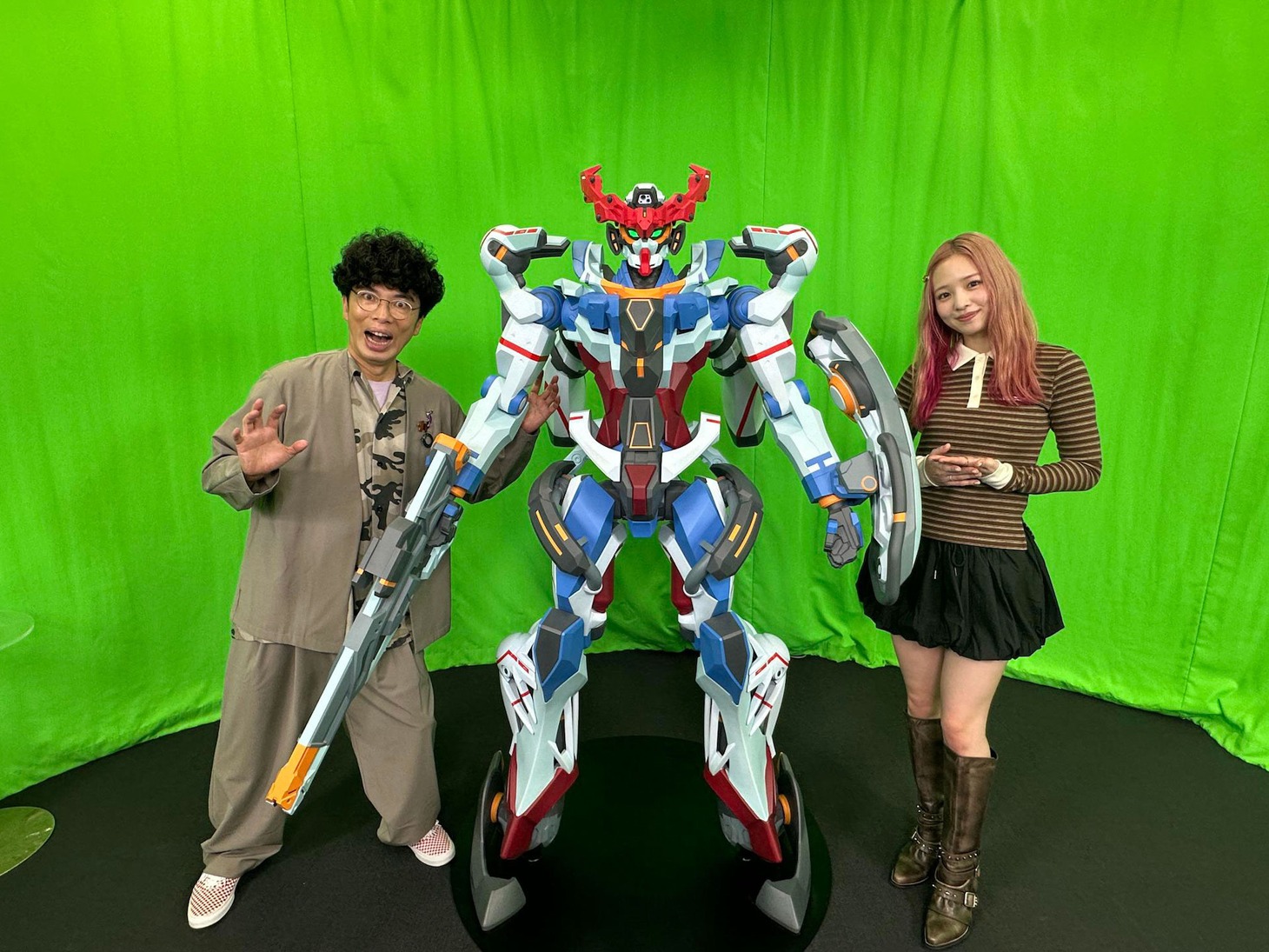 特別番組「『機動戦士Gundam GQuuuuuuX』放送記念 ガンダムがもっと好きになる！」より、ゲストの片桐仁（左）と横田真悠（右）